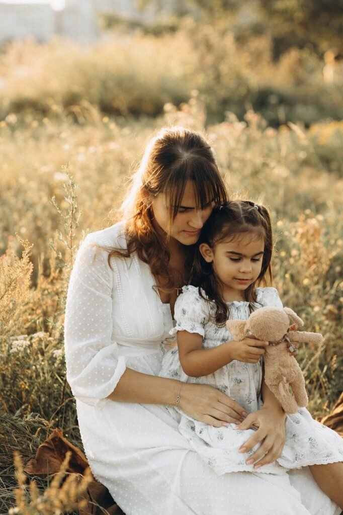 g61adaa898883dd30c6e5174cc984e6e30f57dafa2f491ea50711d65662d9bc41d120f27f2014e1d8c0e2dfa40c48f7d8af3d5459eb6f36e9349bfcbc84bf74f0_1280-9385616 family, people, face, female, woman, happy, nature, smile, grass, portrait